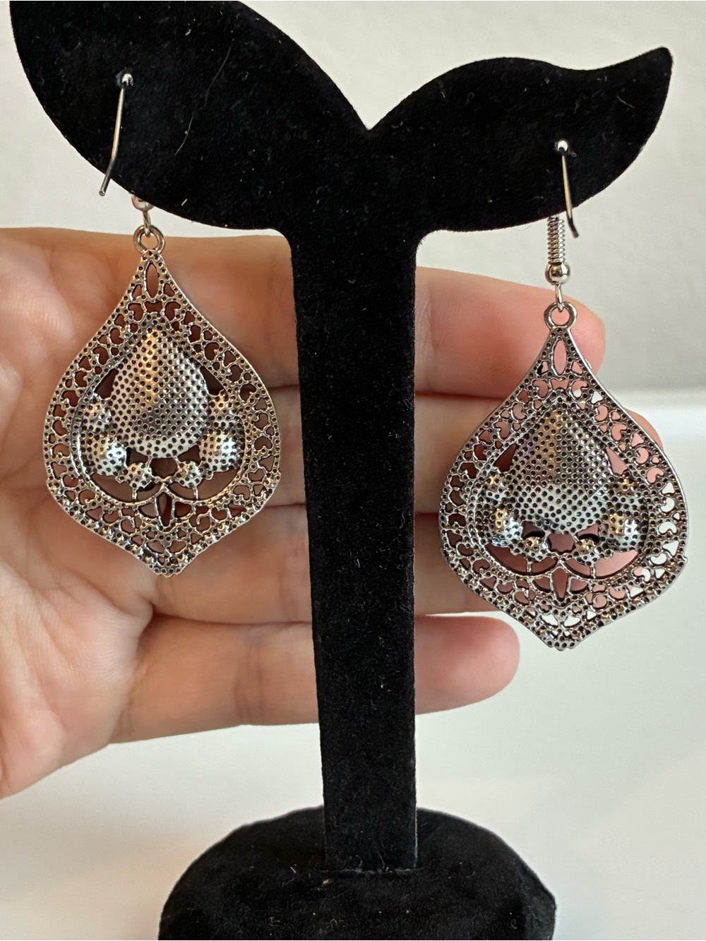 Vintage Silver-Tone Black Teardrop Filigree Dangle Earrings - Picture 4 of 6